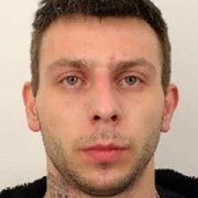 Na Marka Hüblera je vydán příkaz k zatčení pro podezření ze spáchání loupeže