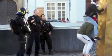 Fanoušek Slávie poškodil kašnu na náměstí