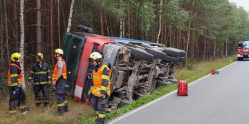 Pod nákladním vozem se utrhla krajnice