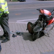 Střet vozidla a skútru skončil zraněním
