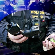 Zfetovaný útočník se dvěma noži pobodal u nádraží mladého řidiče