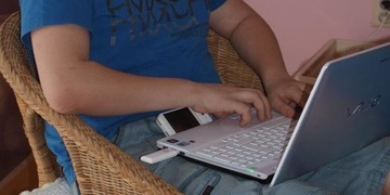 Navrtal se manželce do "fejsu" i mailu a teď ho za to stíhá policie
