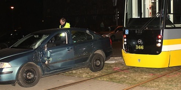 Další nehoda v kolejišti - tramvaj tlačila auto sedm metrů