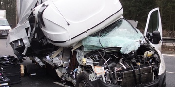 Řidič sešrotoval dodávku o kamion a po chvíli do nich vjelo další vozidlo