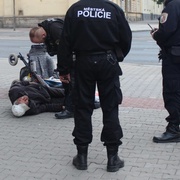 Bezdomovci se válejí po ulicích a zbytečně k nim vyrážejí záchranáři