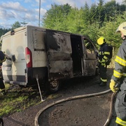 Dodávku lesních dělníků zřejmě zapálil žhář