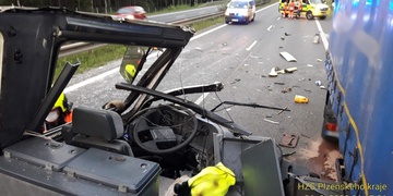 Velmi vážná nehoda, u Sulkova se střetl autobus s kamionem