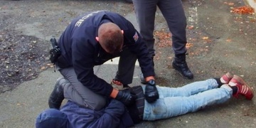 Cizinec pobodal lahví s uraženým dnem muže a utekl