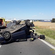 Auto rolovalo příkopem i po silnici