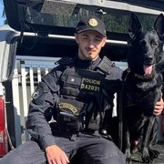 Pachatele ukrytého v keři za plotem pozemku vypátral policejní psovod