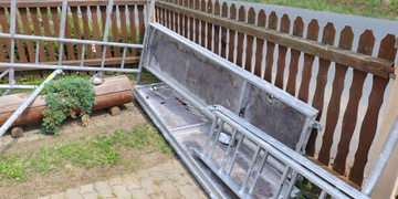 Pád lešení s dělníky