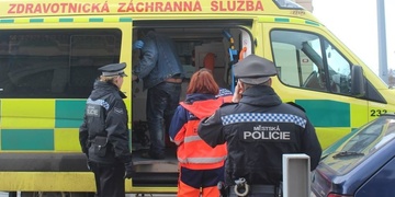 Opilce s téměř čtyřmi promile našli zraněného na zastávce