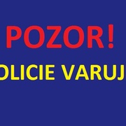 Aktualizované varování policistů. Na ulici U Prazdroje padají kameny z železničního mostu.