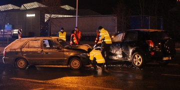 Dopravní nehoda se zraněním blokuje průjezd Folmavskou v Plzni