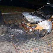 Žhář zapálil Hyundai před bytovkou