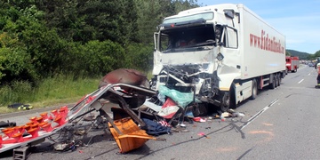 Dálnice D5 uzavřena, havaroval zde turecký kamion