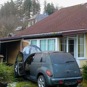 Oheň zničil auto v garáži