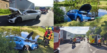 Po střetu skončil jeden z vozů v rybníku