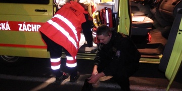 V noci došlo k napadení záchranářů