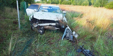 Řidička usnula a se zdemolovaným autem skončila v plotě