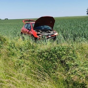 Auto řízené těhotnou dívkou vyletělo ze silnice a převrátilo se