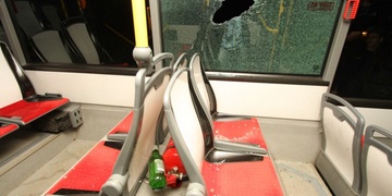 V Letkově mrštil lahví po autobusu a prorazil okno