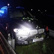 Kuriózní nehoda: Vlisoval si auto mezi svodidla