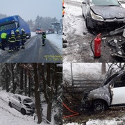 Jedno auto po nárazu začalo hořet, další narazilo do stromu