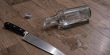 Opilý agresivní senior místo pomlázky vyhrožoval nožem