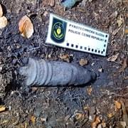 V Plzni na Valše nalezl muž dělostřelecký granát