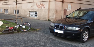 Cyklista, jedoucí velmi vysokou rychlostí po chodníku, se střetl s osobním vozem