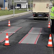 Auto bez technické přetížil téměř o tunu a řidič "nalízal"
