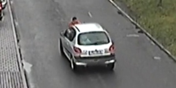 Po hádce ženu záměrně přejel autem