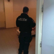„Jsem agent GIBS, dejte mi pistole a odznaky!“ nařizoval opilec na záchytce