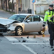 Hasiči, záchranáři a samozřejmě i policisté, zasahují u dopravní nehody