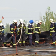Tři jednotky hasičů zasahují u požáru skladu v Plzni