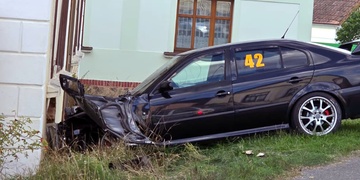 Na amatérské rallye došlo k čelnímu nárazu vozu do domu, na místě přistával záchranářský vrtulník
