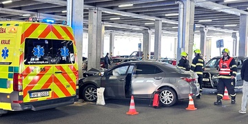 Střet vozu s betonovým sloupem na krytém parkovišti Kauflandu