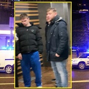 Kvůli hamburgeru zbil muže a dvě dívky
