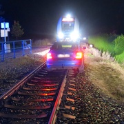 Přiopilý řidič nechal auto ve vlakovém kolejišti a šel domů