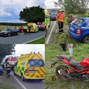 Střet auta s mladým motorkářem