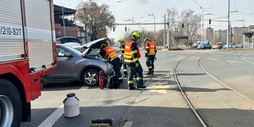 Střet vozů ve frekventované křižovatce