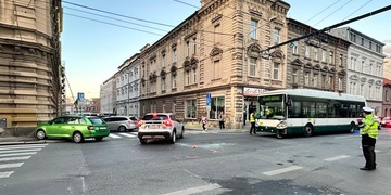 Střet trolejbusu s osobním vozem