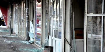 Vymlátil jedenáct oken a poškodil i fasádu