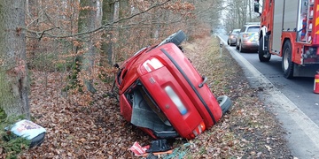 Senior zůstal zaklíněný v převráceném autě