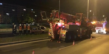 Auto v kolejišti tentokrát musel vyprostit jeřáb