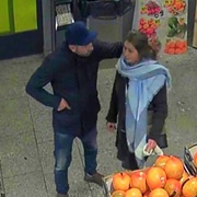 Poznáte zloděje? Využili její handicap a okradli seniorku
