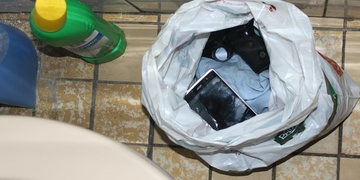 Zloděj se zřejmě zalekl nalezené pistole a lup nechal na záchodě