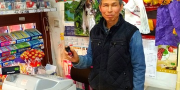 Loupež se zbraní, asiat vyrazil proti ozbrojenému útočníkovi a bojoval jako lev