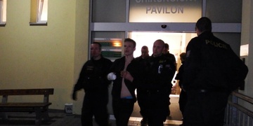 Mladík se popral, rozbil okno, pořezal si šlachy na ruce a ještě poškodil sanitku